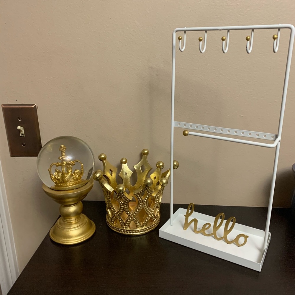Super cute vanity set!